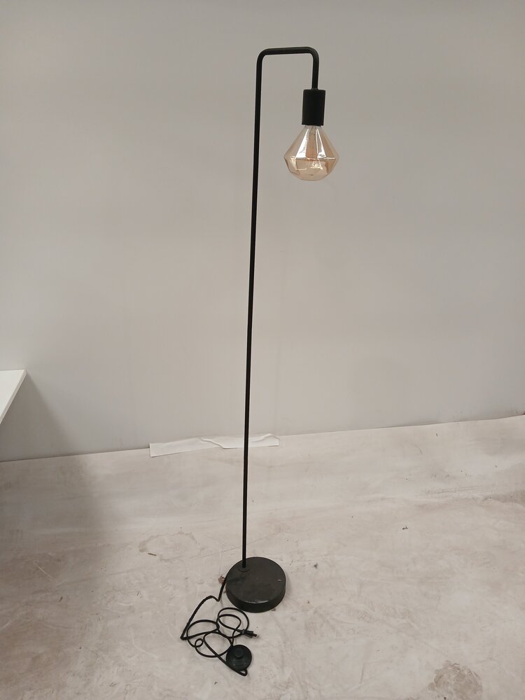Staande lamp 145,5x22cm zwart, met schakelaar, ±185cm kabel,  gebruikt