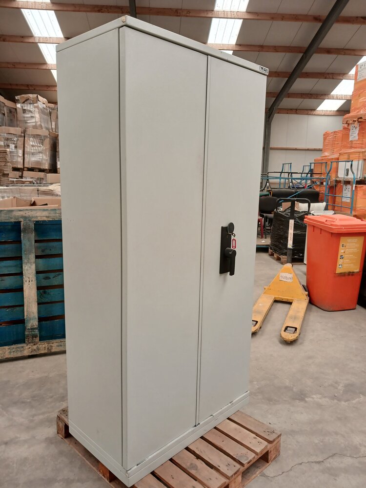 Emtrade Kluiskast 93x51,5x196 cm, staal, grijs, 2 legborden, inclusief 1 sleutel, gebruikt