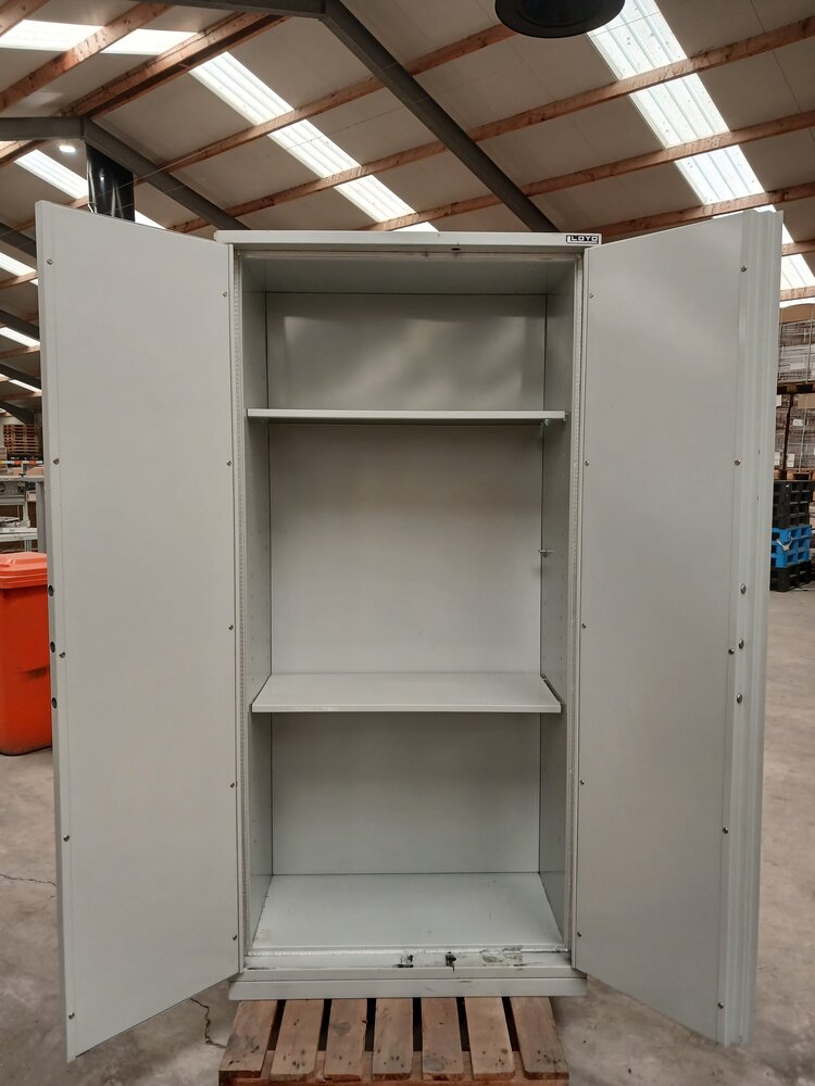 Emtrade Kluiskast 93x51,5x196 cm, staal, grijs, 2 legborden, inclusief 1 sleutel, gebruikt