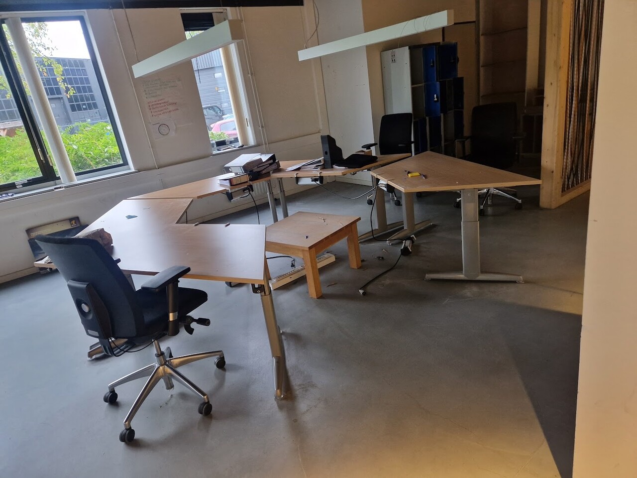 Emtrade Bureaus trapeziumvorm, 160x80 cm, houten blad, metalen frame, gebruikt, set van 6