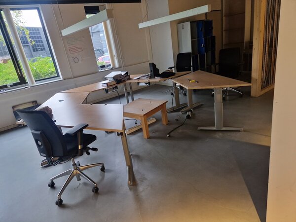 Emtrade Bureaus trapeziumvorm, 160x80 cm, houten blad, metalen frame, gebruikt, set van 6