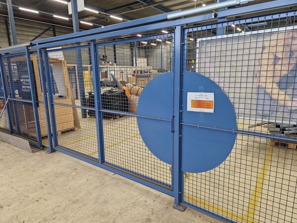Emtrade Industrieel Indoor Hekwerk / Veiligheidsafrastering met 2 Schuifpoorten - Gebruikt Emtrade Industrieel Indoor Hekwerk / Veiligheidsafrastering met 2 Schuifpoorten - Gebruikt