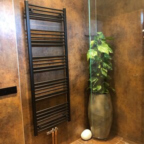 Aloni Handdoekradiator 1100x600mm Zwart Mat Geborsteld 750 Watt Midden aansluiting