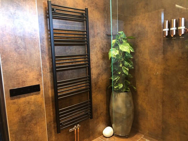 Aloni Handdoekradiator 1100x600mm Zwart Mat Geborsteld 750 Watt Midden aansluiting Aloni Handdoekradiator 1100x600mm Zwart Mat Geborsteld 750 Watt Midden aansluiting