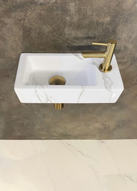Fonteinset Toilet Links Carrara met Mat Goud - 36x18x9 cm - Mini-Rhea Marmerlook