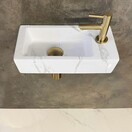 Fonteinset Toilet Rechts Carrara met Mat Goud - 36x18x9 cm - Mini-Rhea Marmerlook