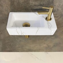 Wiesbaden Fonteinset Toilet Rechts Carrara met Mat Goud - 36x18x9 cm - Mini-Rhea Marmerlook