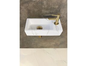 Wiesbaden Fonteinset Toilet Rechts Carrara met Mat Goud - 36x18x9 cm - Mini-Rhea Marmerlook