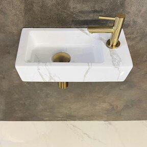 Wiesbaden Fonteinset Toilet Rechts Carrara met Mat Goud - 36x18x9 cm - Mini-Rhea Marmerlook
