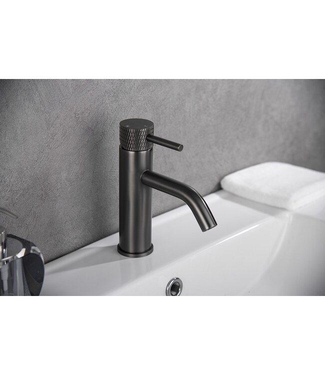 Wiesbaden Ribbd wastafelkraan Gun Metal Laag - 29.5304