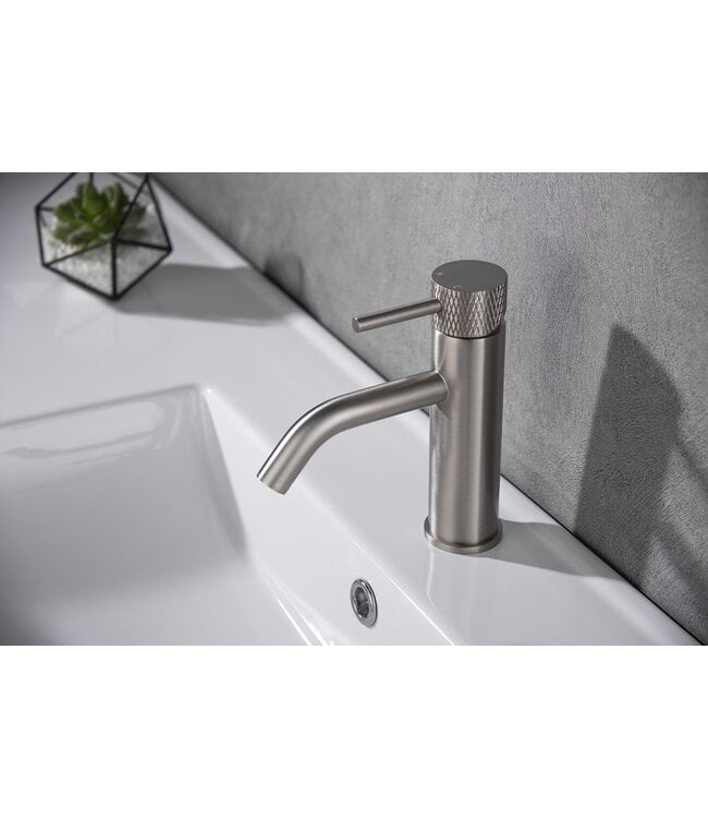 Wiesbaden Ribbd wastafelkraan Geborsteld Staal Laag - 29.5302