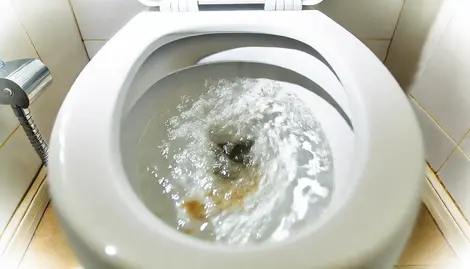 Toilet spoelt niet goed door: wat te doen?