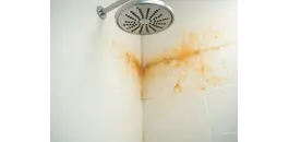 Hoe kun je oranje aanslag in de douche verwijderen? 