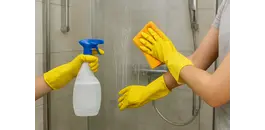 Glazen douchedeur schoonmaken, de beste tips