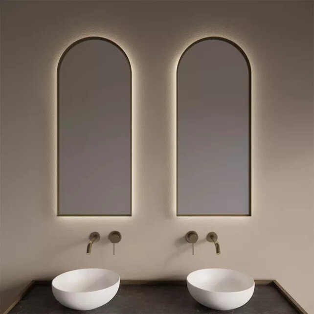 Spiegel Delta Mat Goud 50x100cm Boogspiegel met Bewegingssensor en Spiegelverwarming Spiegel Delta Mat Goud 50x100cm Boogspiegel met Bewegingssensor en Spiegelverwarming