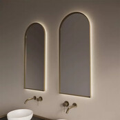 Spiegel Delta Mat Goud 40x100cm Boogspiegel met Bewegingssensor en Spiegelverwarming Spiegel Delta Mat Goud 40x100cm Boogspiegel met Bewegingssensor en Spiegelverwarming