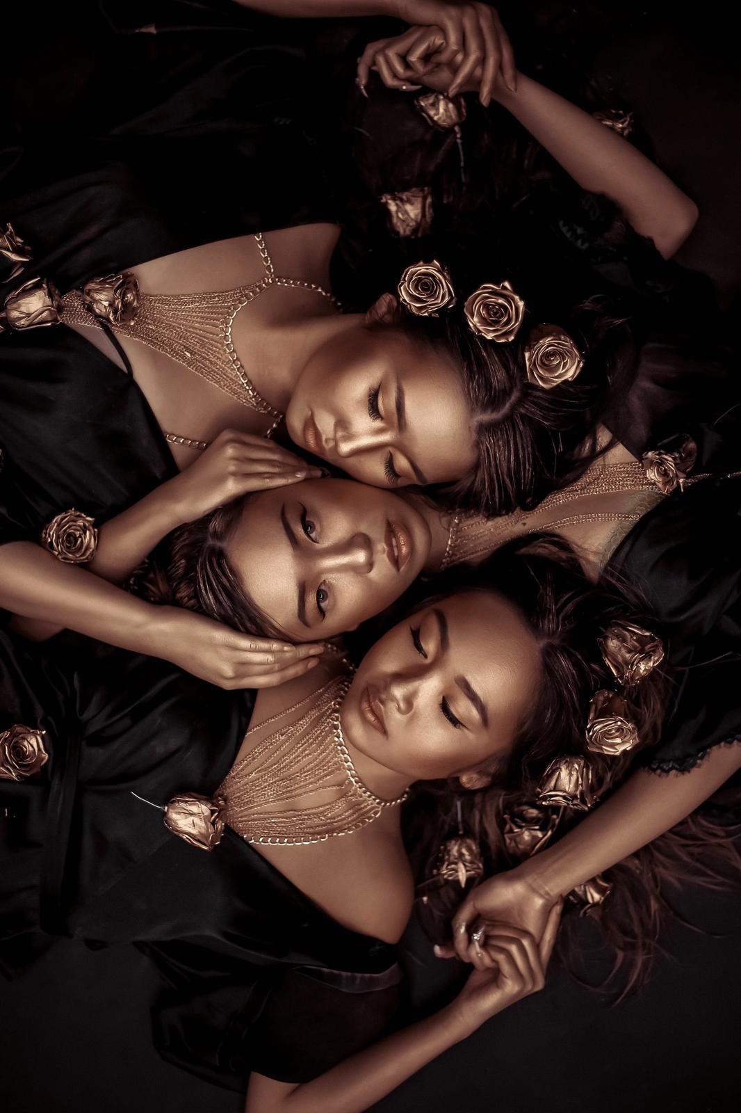 dames met goud bloemen