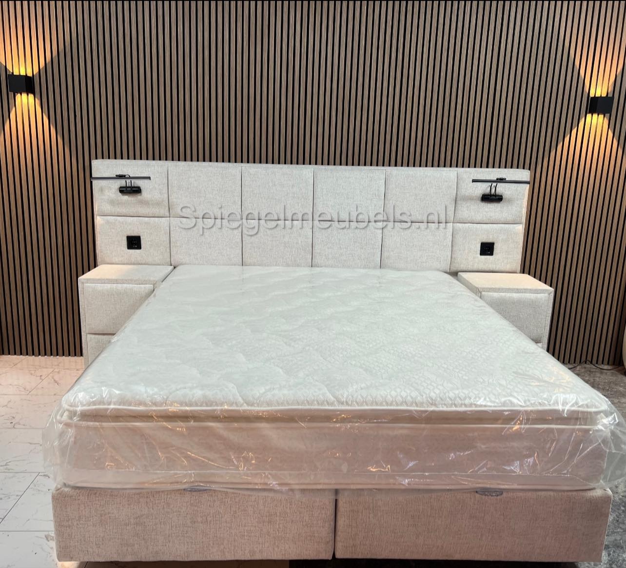 Teddy wit boxspring met opbergruimte, verlichting, stopcontact en USB ingang