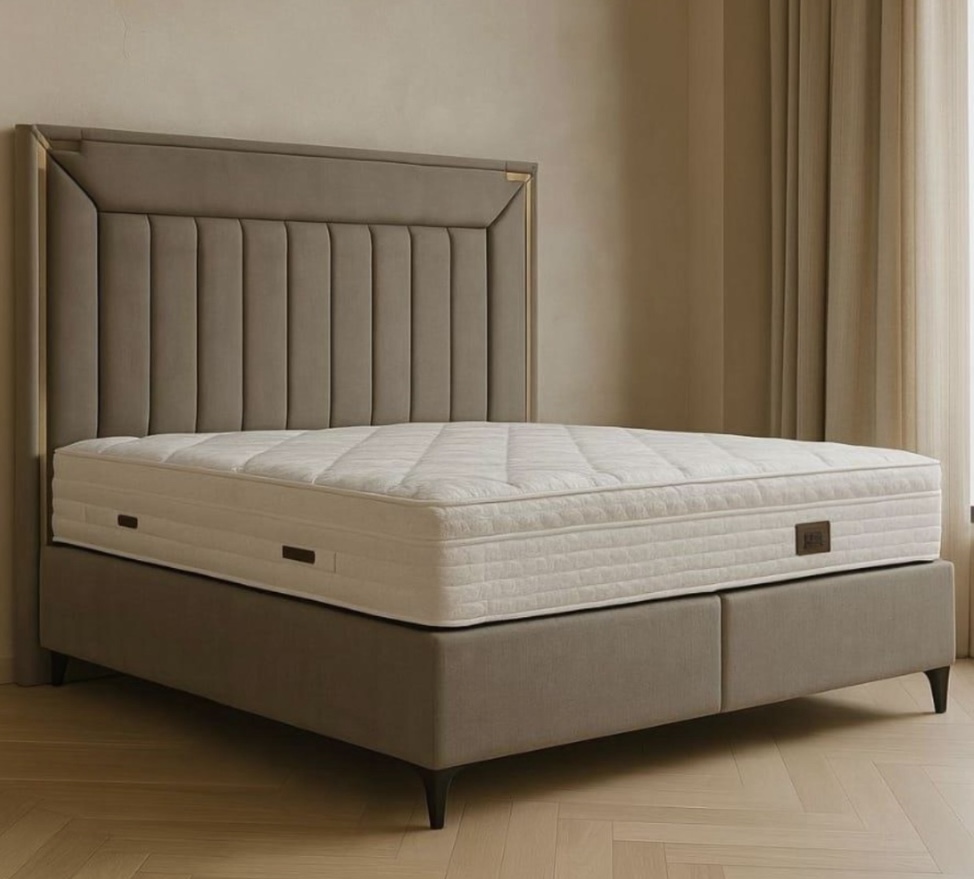 Opera tweepersoonsbed op hoge poten