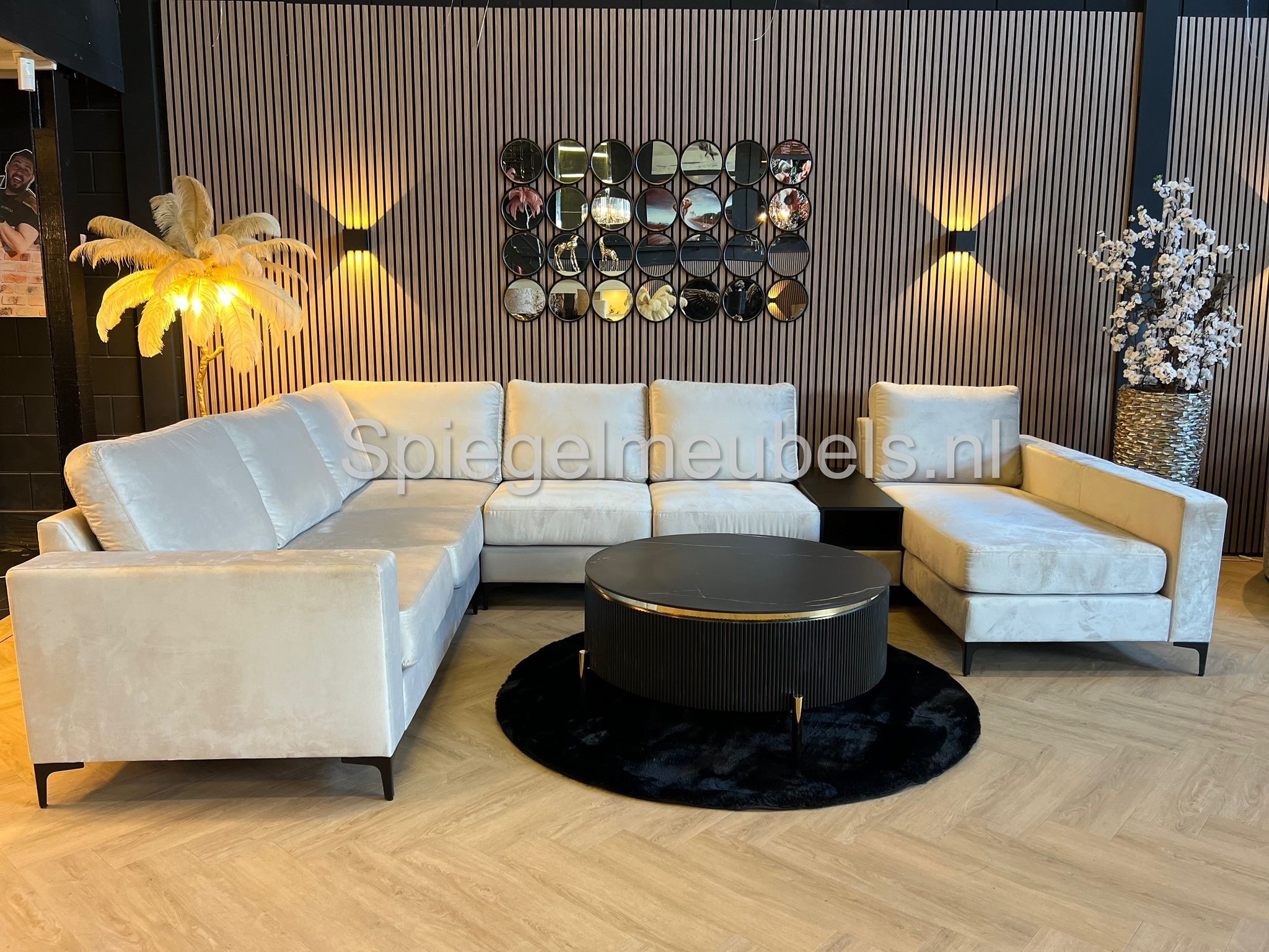 Romano u-bankstel  met tafel ertussen beige