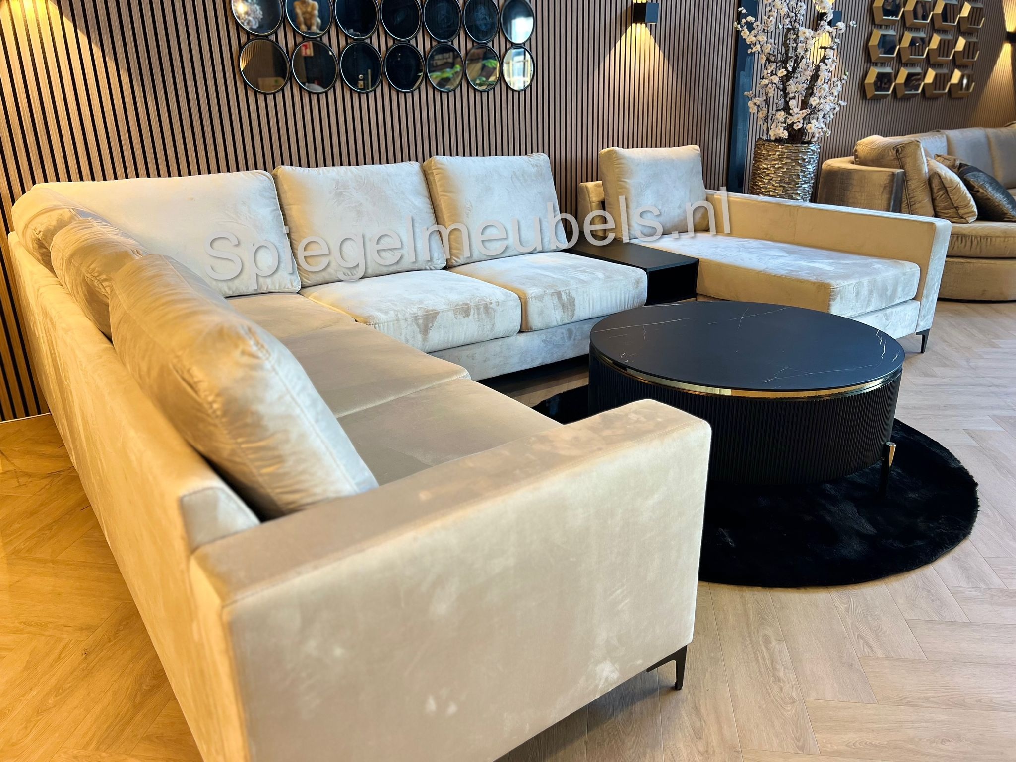 Romano u-bankstel  met tafel ertussen beige