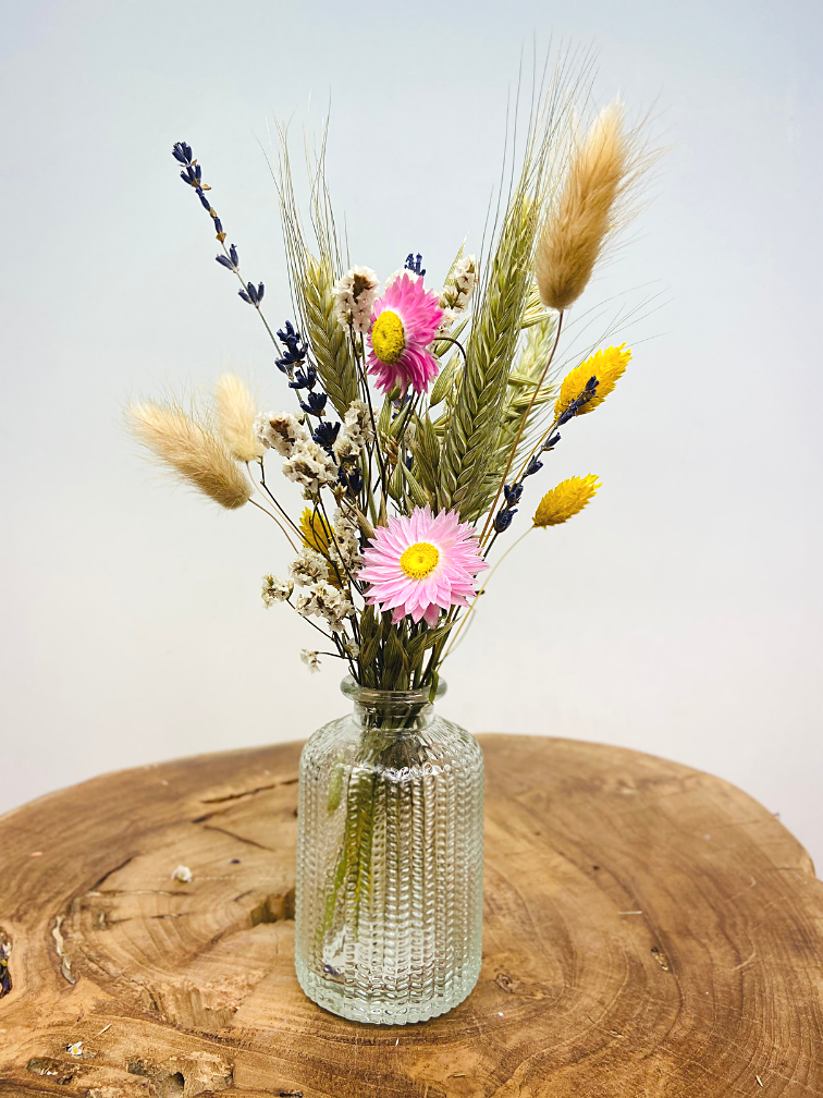 Droogbloemen in gekleurde vaasjes