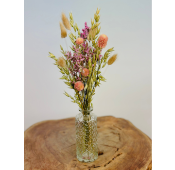 Transparant stijlvol flesje gevuld met droogbloemen "roze"