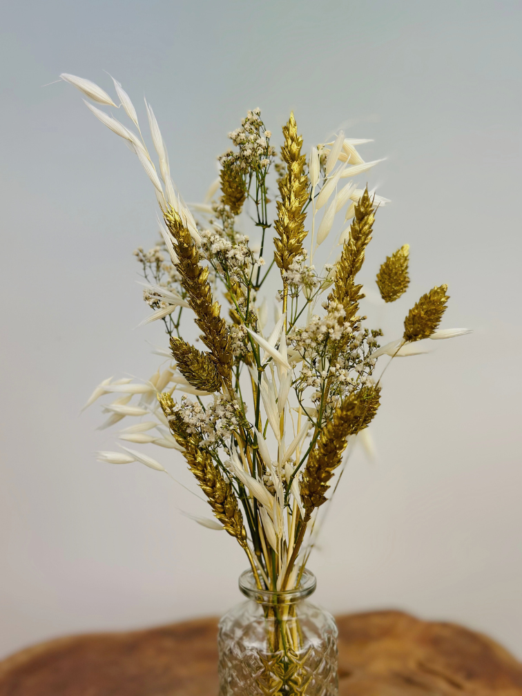 Transparant stijlvol flesje gevuld met droogbloemen "goud"