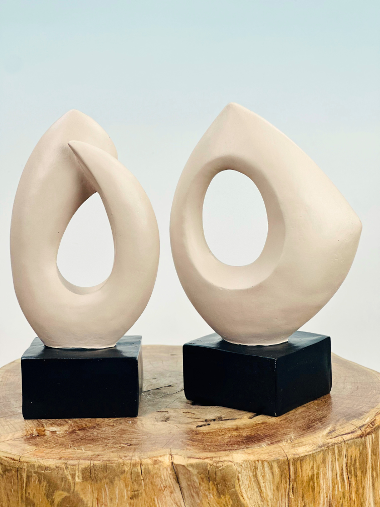 Modern beeldje (polyresin) | 16x10x27cm