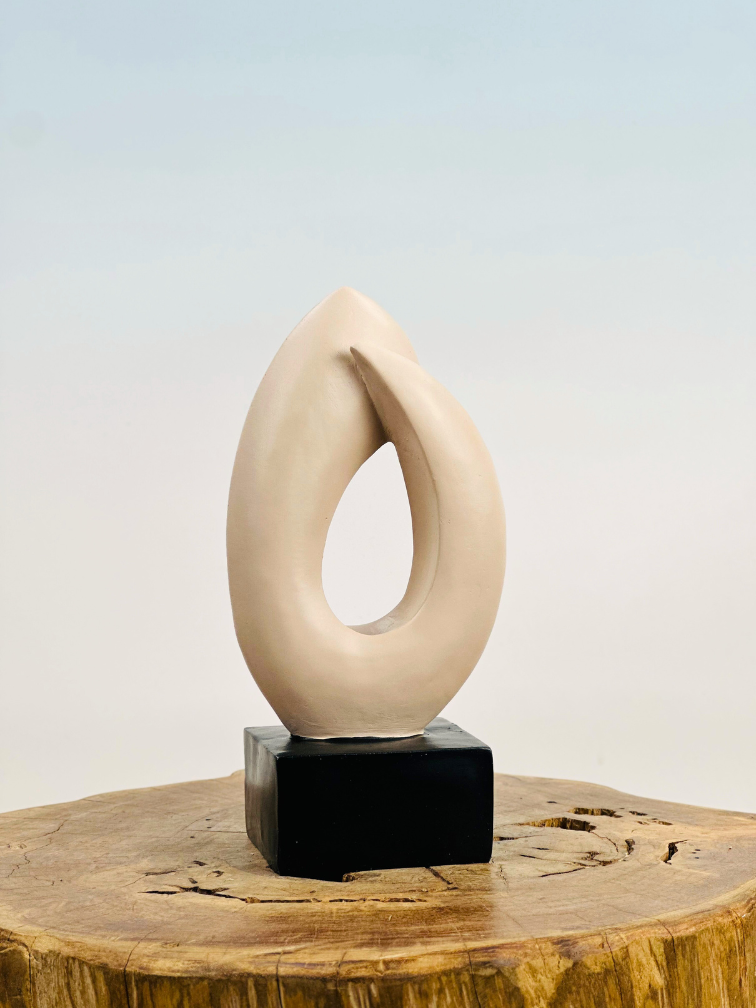Modern beeldje (polyresin) | 16x10x27cm