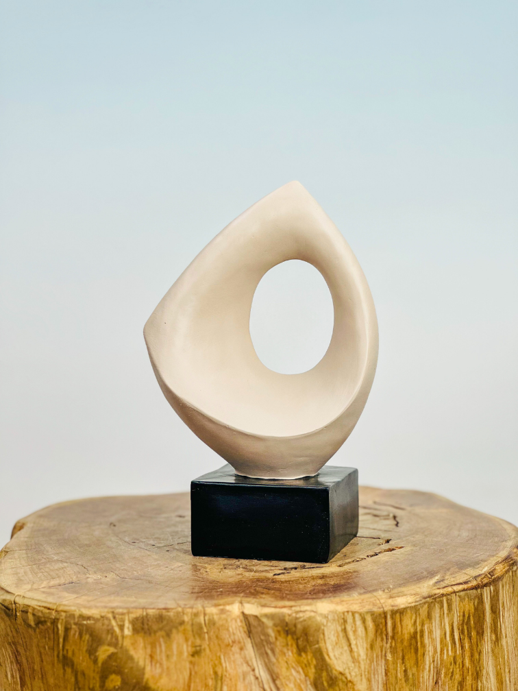 Modern beeldje (polyresin) | 16x10x27cm