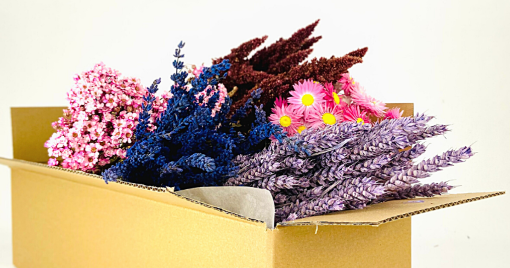 Hoe kan ik het beste droogbloemen gebruiken in kerstdecoratie?