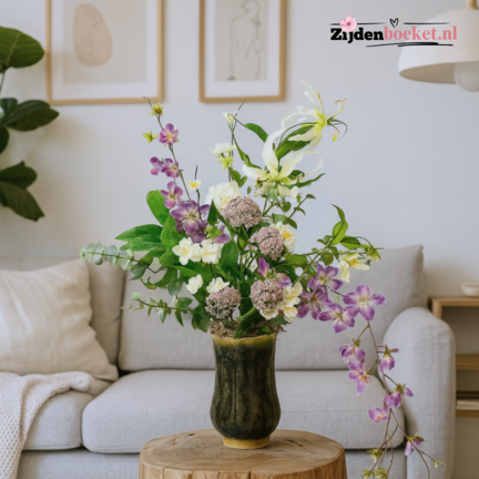 Zijden bloemen met vaas