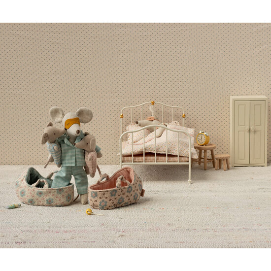 Maileg Maileg | Bébé souris dans son couffin Rose