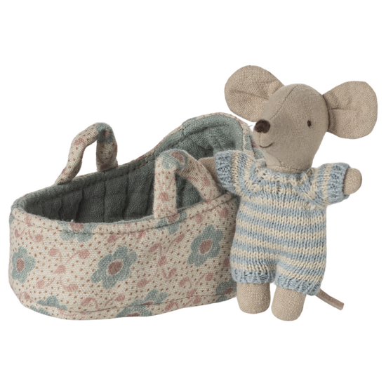 Maileg Maileg | Bébé souris dans un couffin bleu
