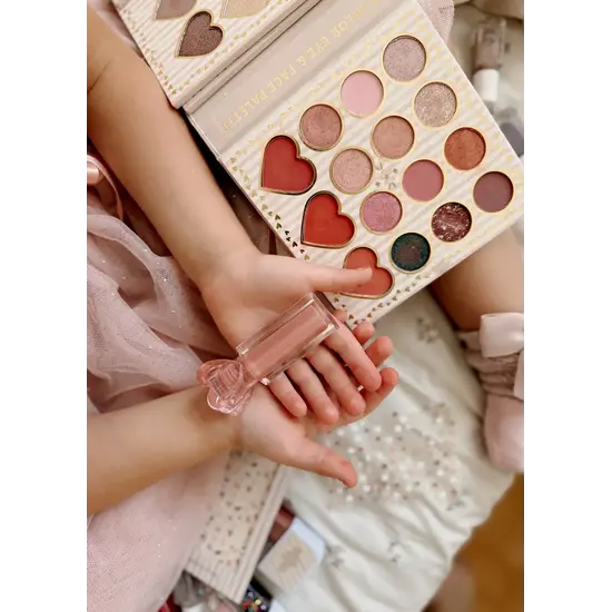 Mrs Ertha Mrs Ertha | Gloss végétalien aromatisé Glimmies, couleur nude rose, saveur fraise