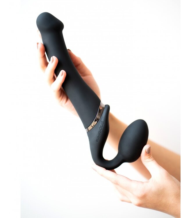 Strap-On-Me - Buigbare Strap-On Vibrator met Afstandsbediening Maat XL - Zwart
