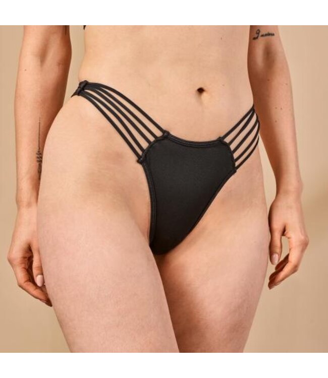 Underneath - Coco String Set Van 3