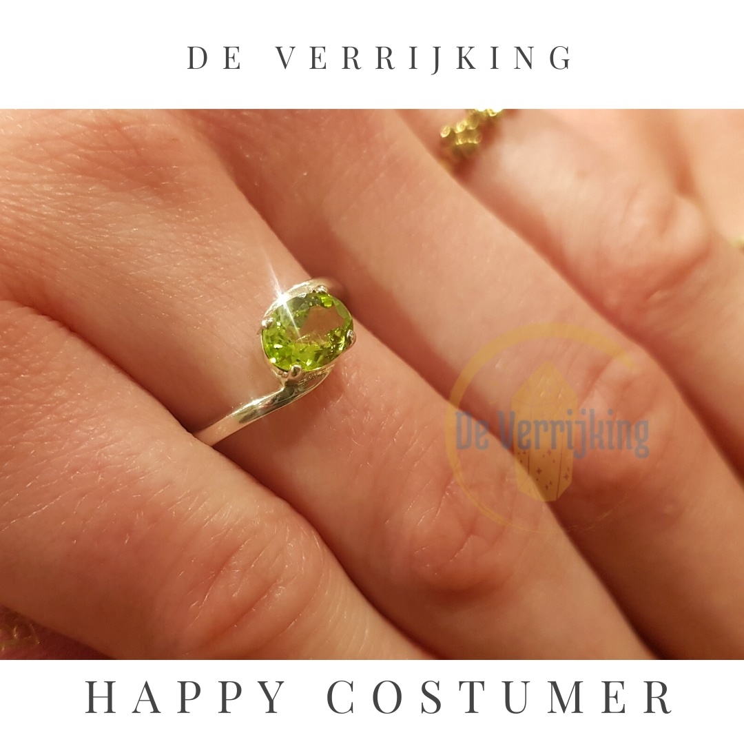 Happy Costumer - Tessa kiest edelstenenring in De Verrijking