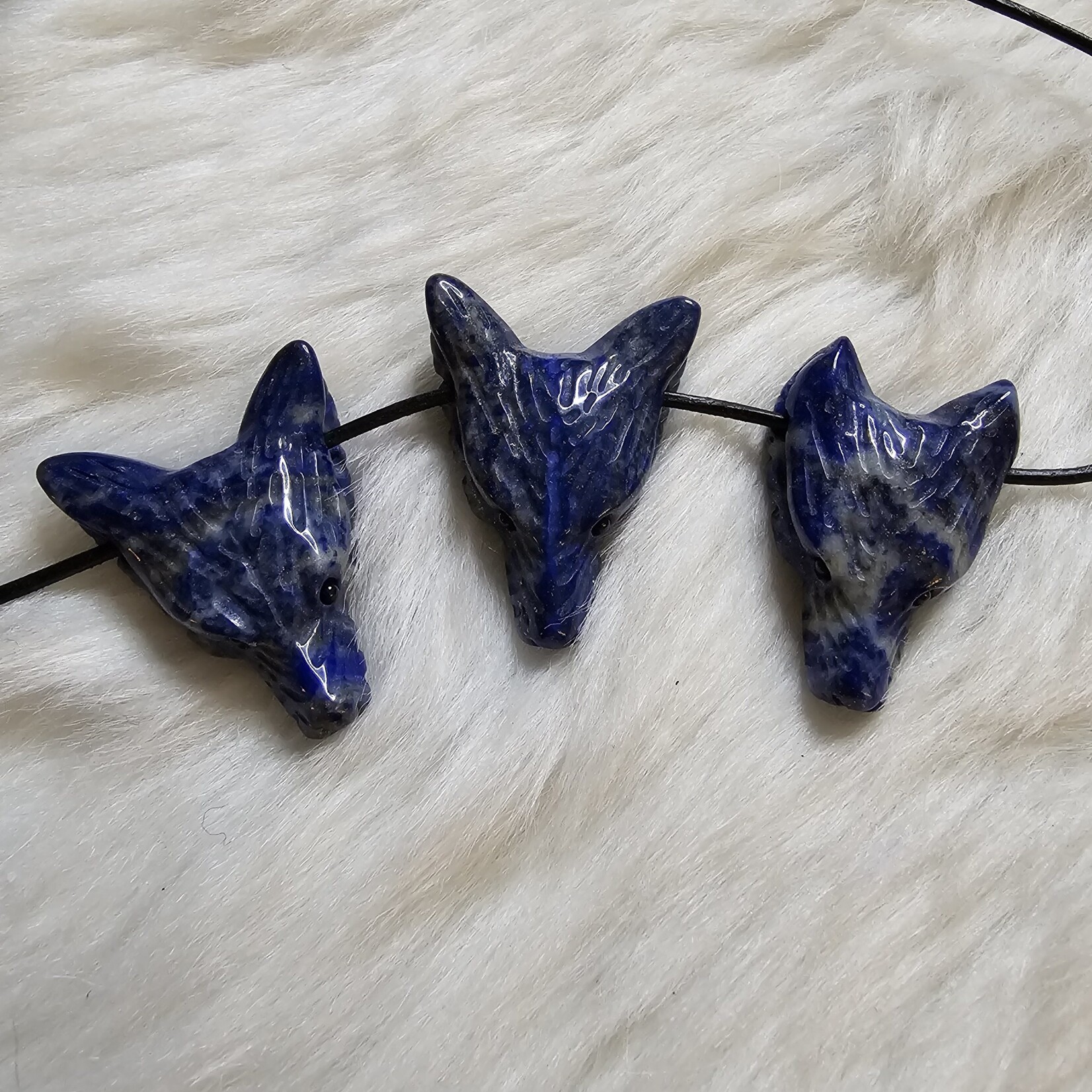 De Verrijking Lapis Lazuli | Wolfkop | Doorboorde hanger 3cm