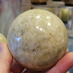 De Verrijking Groen Gele Calciet Bol Madagascar 7.5 cm