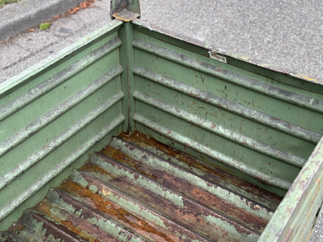 Gebruikte Stapelbak met klep aan korte zijde 1000x800x600mm Groen gelakt