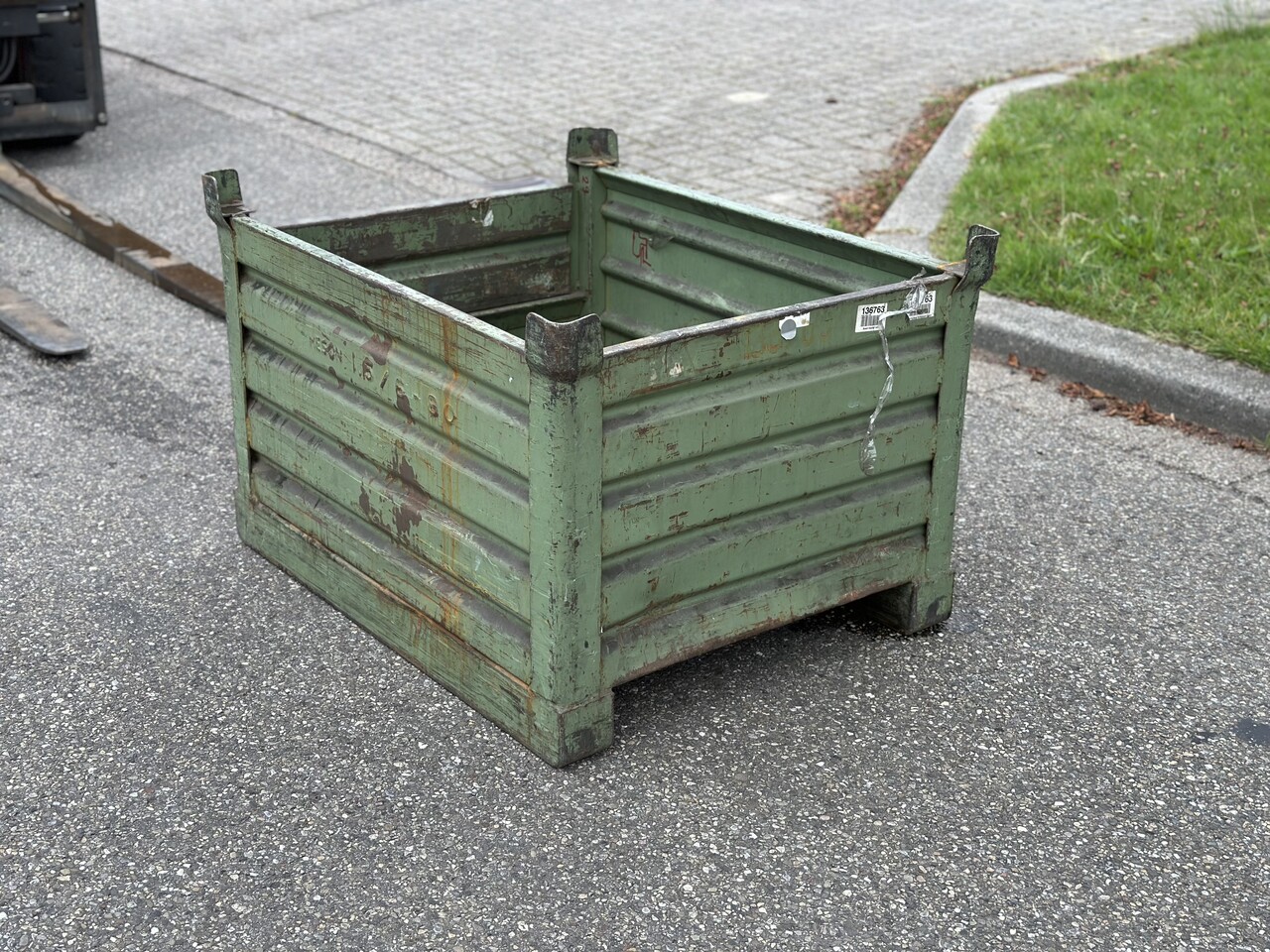 Gebruikte Stapelbak met klep aan korte zijde 1000x800x600mm Groen gelakt