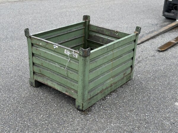 Gebruikte Stapelbak met klep aan korte zijde 1000x800x600mm Groen gelakt