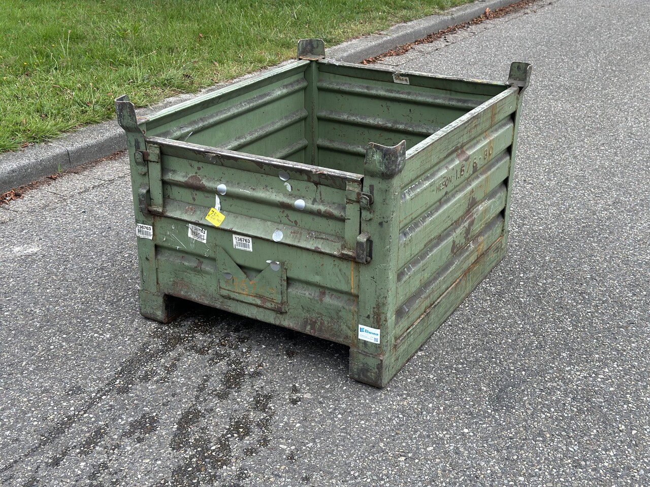 Gebruikte Stapelbak met klep aan korte zijde 1000x800x600mm Groen gelakt