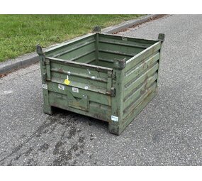 Gebruikte Stapelbak met klep aan korte zijde 1000x800x600mm Groen gelakt Gebruikte Stapelbak met klep aan korte zijde 1000x800x600mm Groen gelakt