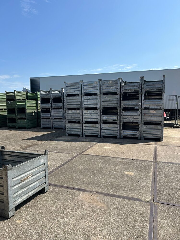 Gebruikte Stapelbak met klep aan korte zijde 1000x800x600mm Verzinkt