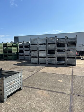Gebruikte Stapelbak met klep aan korte zijde 1000x800x600mm Verzinkt