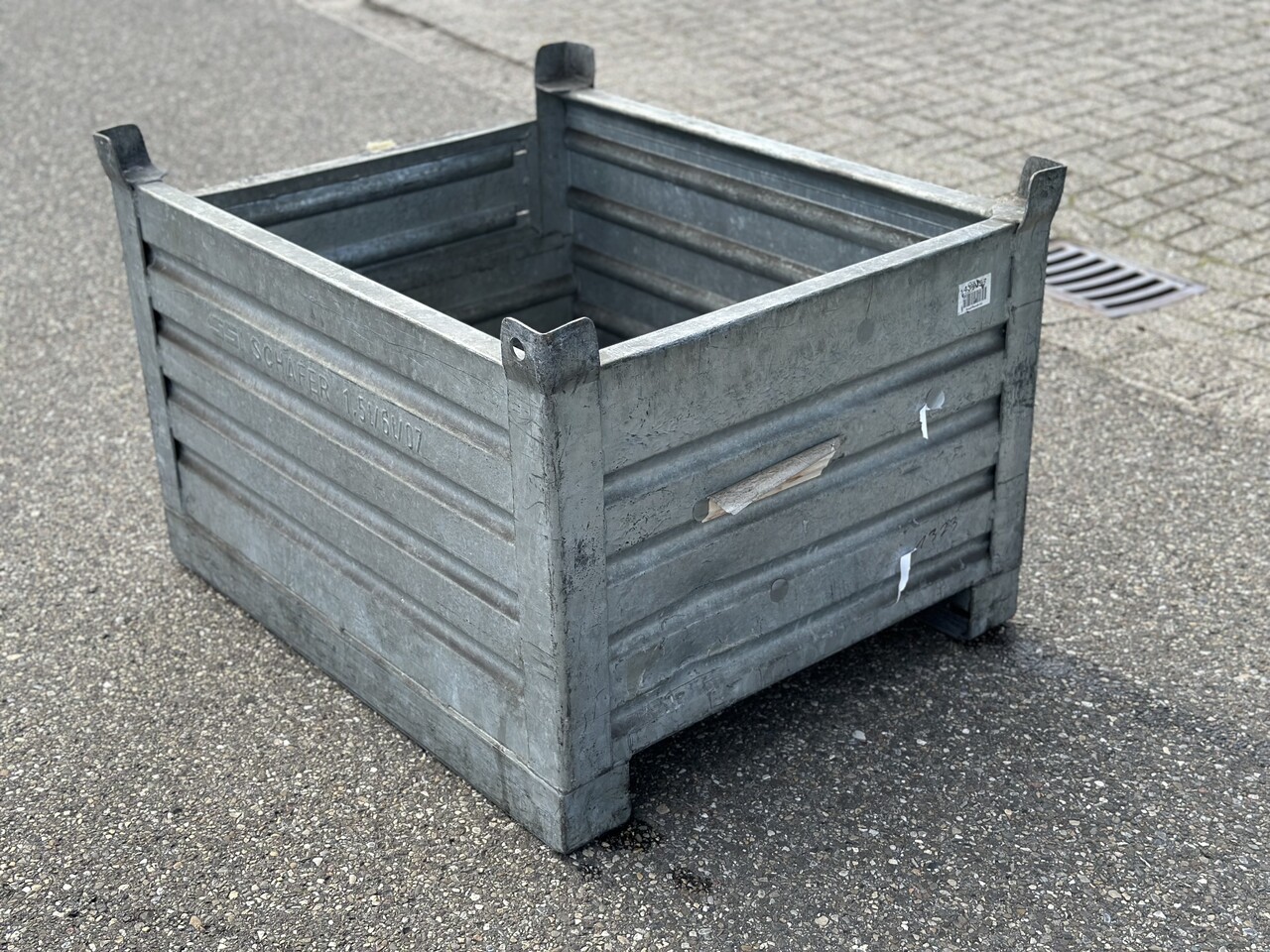 Gebruikte Stapelbak met klep aan korte zijde 1000x800x600mm Verzinkt