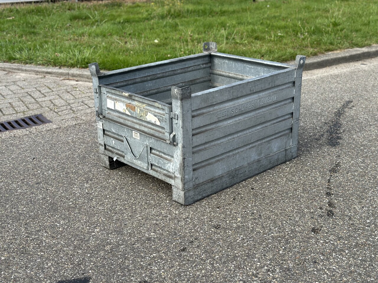 Gebruikte Stapelbak met klep aan korte zijde 1000x800x600mm Verzinkt